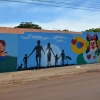 Artista embeleza muro da Escola Municipal de Educação Infantil EMEI Raio de Luz