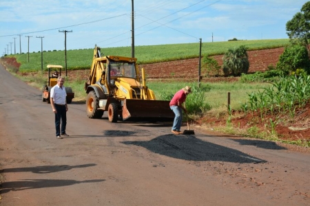 Secretaria de Obras realiza reparos no acesso à Vila Santa Catarina