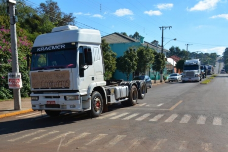 Caminhoneiros do município realizam protesto contra a alta do combustível