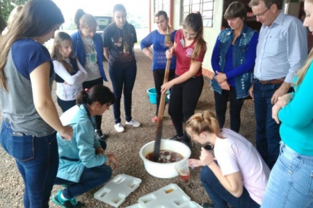 Alunos da UFFS realizam projeto de reutilização de óleo de cozinha em Salvador das Missões