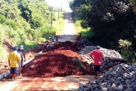 Encruzilhada da Vila Santa Catarina está interrompido para conclusão de calçamento Encruzilhada da Vila Santa Catarina está interrompido para conclusão de calçamento